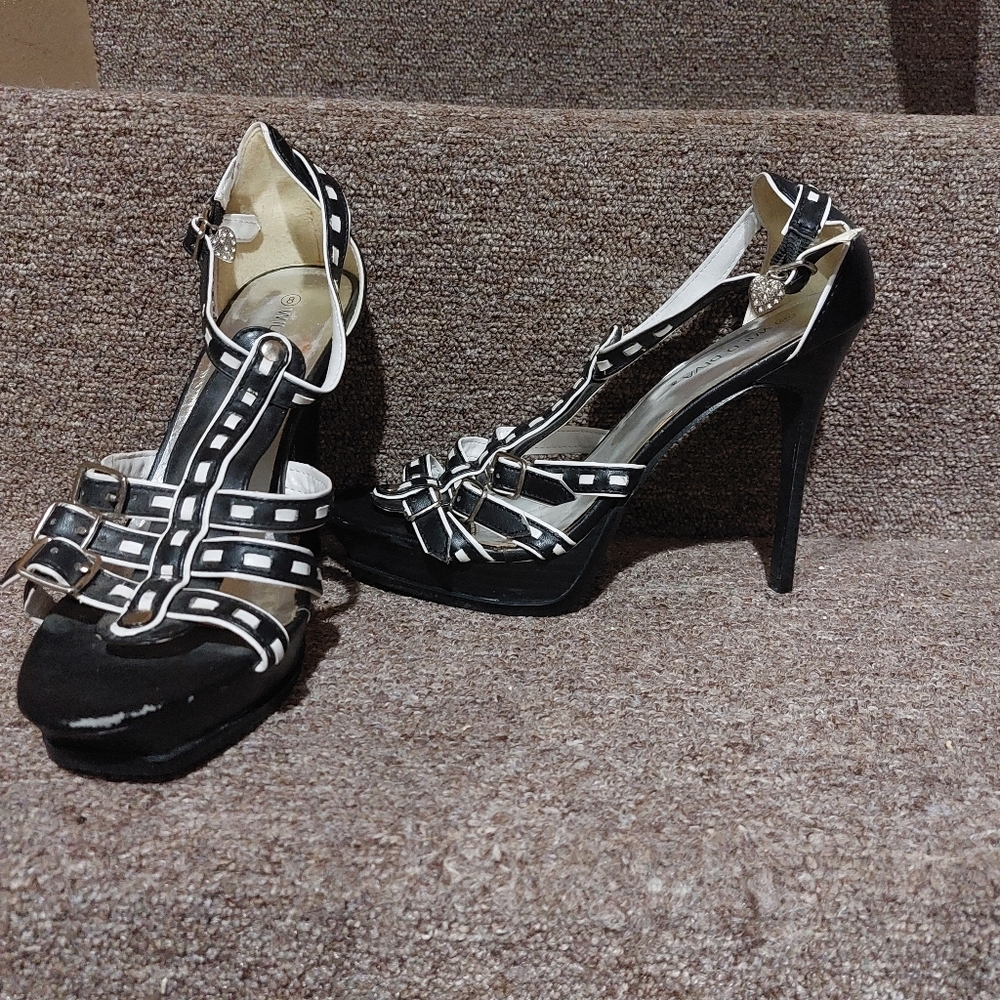 Wild Diva, black and white, size 8